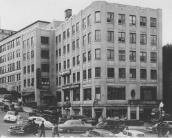 Le coin des rues King et Wellington en 1948. Le nombre de voitures à Sherbrooke explose après la fin de la Seconde Guerre mondiale, et les problèmes d’embouteillage au centre-ville sont très fréquents.