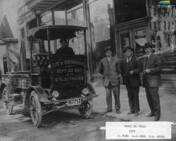Un camion électrique Andover, du Département du gaz et de l’électricité de Sherbrooke, vers 1914. Le Département est créé à la suite d’un référendum en faveur de la municipalisation de l’électricité en 1908 et devient Hydro-Sherbrooke dans les années 1960. Avant 1908, c’est une entreprise privée qui a le monopole de la production et de la distribution d’électricité.