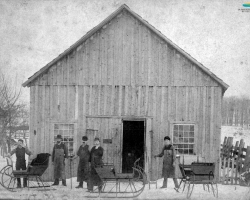 Des travailleurs de la compagnie P. Biron & Sons, qui fabrique des traîneaux et des voitures tirées par des chevaux, en 1897. Pamphile Biron s’installe à Sherbrooke en 1857, puis ouvre son atelier sur la rue Bowen Sud en 1870. À sa mort en 1917, ses fils reprennent l’entreprise.