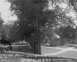 Une vue du parc Antoine-Racine, situé au coin des rues Brooks, Gillepsie et Ball, vers 1922. Le parc est créé en 1891 à la demande de citoyens, qui réclament un espace vert pour le quartier sud surpeuplé. Il porte le nom du premier évêque de Sherbrooke.