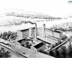 Une vue sur le complexe Paton, la rue Belvédère, la voie ferrée et la rivière Magog, en 1890.