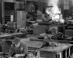Une photographie prise à l’intérieur de la fonderie de l’Ingersoll-Rand en 1968. Notez l’homme à l’avant-plan qui travaille avec une cigarette à la bouche.
