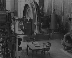 La salle des génératrices de la centrale hydroélectrique de Weedon, en 1942. Le barrage et la centrale sont achetés en 1917 par la Ville de Sherbrooke, qui construit une ligne de transport de l’électricité à Sherbrooke. Le barrage et la centrale sont reconstruits en béton en 1920-1921.