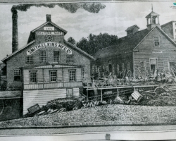 Un dessin représentant les installations de la Smith Elkins Manufacturing Company, vers 1886. L’usine est située entre la rue Bank et la rivière Magog.