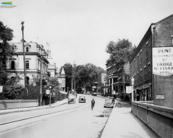 La rue Dufferin vers 1934. Les tramways ne circulent plus depuis deux ans, mais il faut attendre 1936 pour que les rails soient finalement enlevés. Et malgré la multiplication des automobiles, certains se déplacent encore en fiacres tirés par des chevaux...