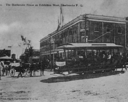 Le coin des rues King Ouest et Dépôt en 1906, où se trouve la gare Union. Le tramway transporte les habitants de Sherbrooke un peu partout dans la ville, mais les voitures tirées par des chevaux sont encore très présentes. Plusieurs hôtels emploient des cochers pour transporter leurs clients de et vers la gare.