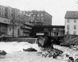 Le barrage no 5 situé tout près du confluent, entre 1887 et 1900. Installé non loin de l’endroit où le premier barrage de Sherbrooke est construit en 1802, il alimente en eau les moulins et manufactures situés à proximité. Lorsque l’énergie hydraulique est remplacée par l’électricité, le barrage devient inutile et est démoli dans les années 1910.
