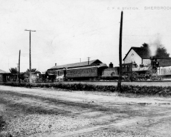 La gare du Canadien Pacifique située au coin des rues Frontenac et Belvédère Nord, vers 1907. Des passagers peuvent y embarquer, mais ce sont surtout les usines situées à proximité – dont la Paton – qui profitent de la proximité de cette voie ferrée. La gare est construite en 1890, et démolie en 1963.