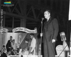 Lors d’une cérémonie tenue à l’<em>Ingersoll-Rand</em> en octobre 1943, on souligne le cinquième emprunt de la victoire que fait la compagnie pendant la Seconde Guerre mondiale (1939-1945).