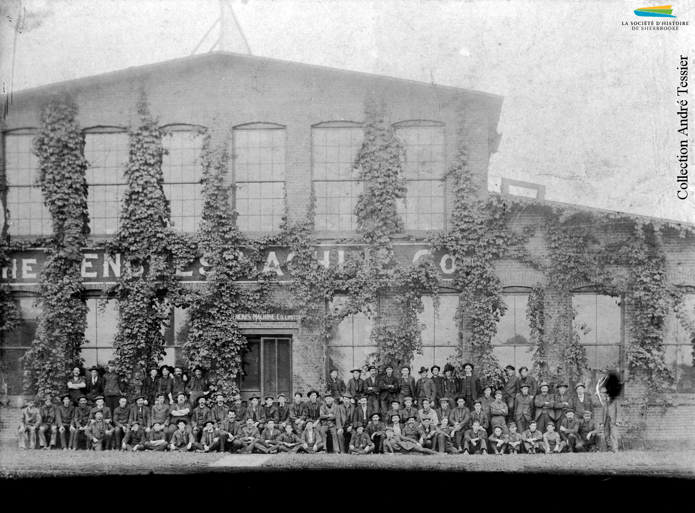 Des employés de la Jenckes Machine Company rassemblés devant l’usine, située sur la rue Lansdowne (Grandes-Fourches Sud), entre 1900 et 1910.