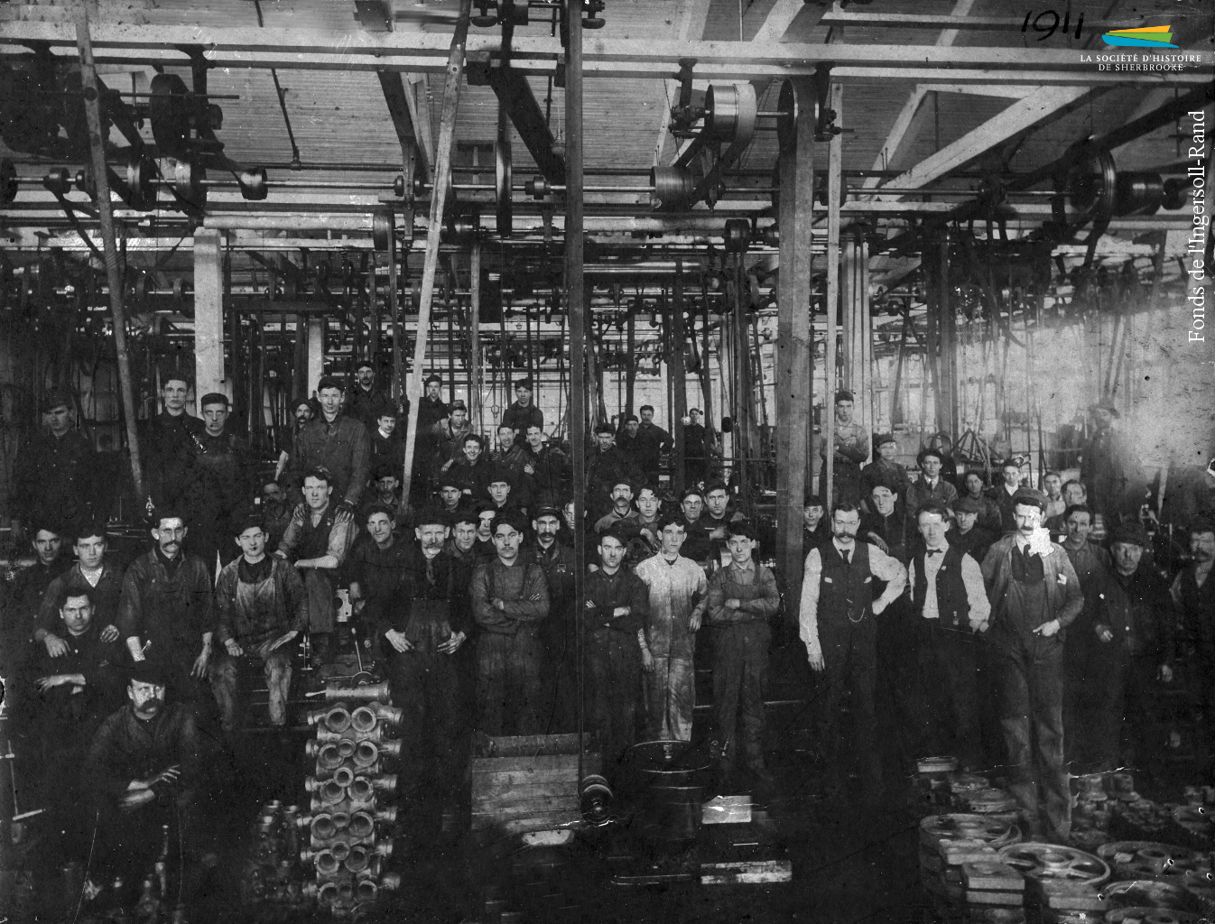 Des employés de la <em>Rand</em> à l’intérieur de l’usine, en 1911.