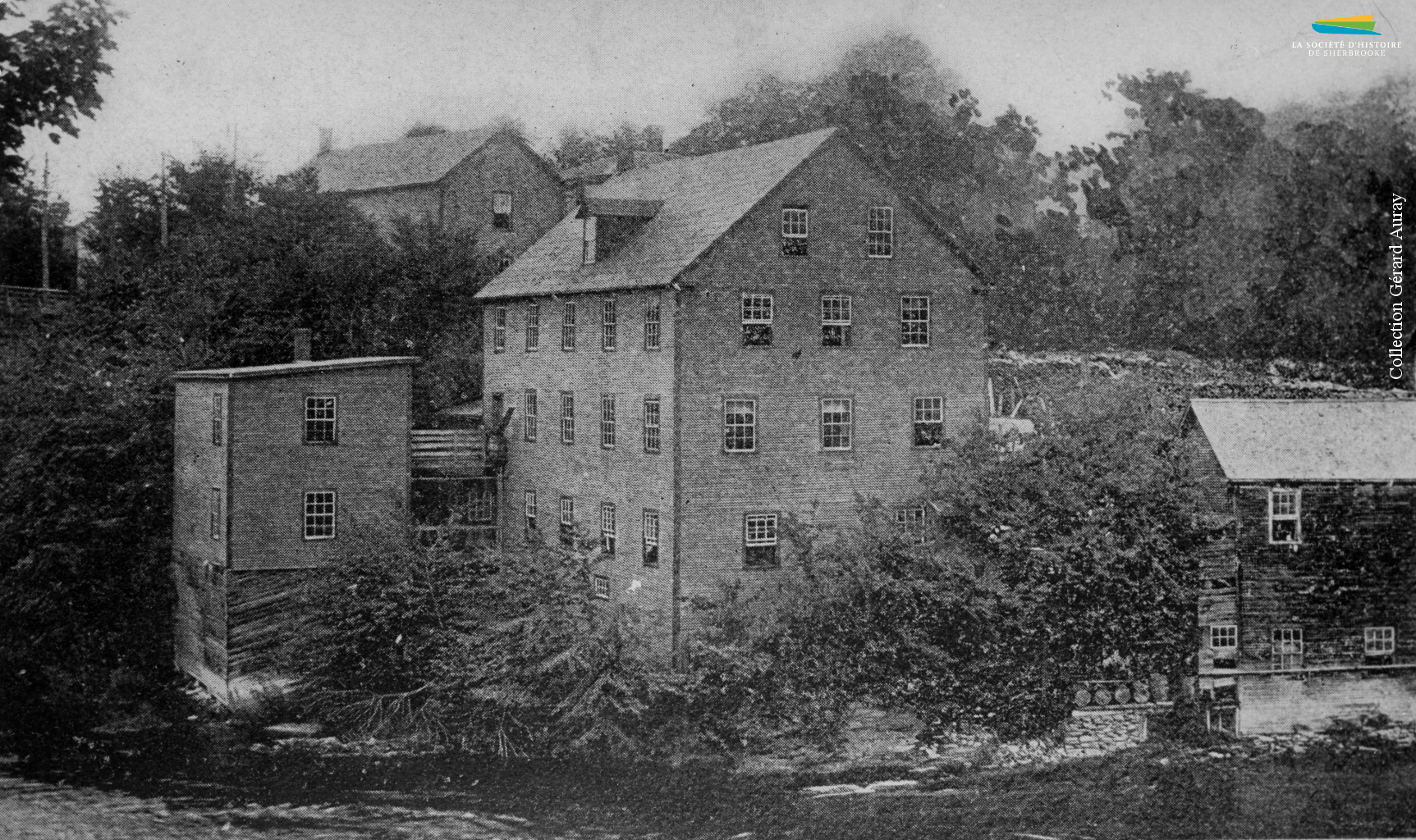 La compagnie <em>Magog Woollen Mills</em>, sur la rivière Magog, vers 1898. Établie par A.L. Grindrod en 1868, elle devient ensuite la propriété de la famille Lomas jusqu’à sa fermeture en 1924.