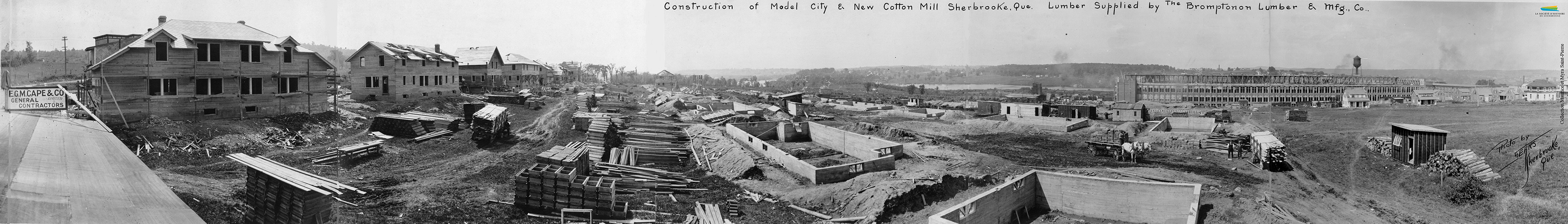 Photographie du chantier des <em>Canadian Connecticut Cotton Mills</em>, situés sur la rue du Pacifique, vers 1920. L’usine est rachetée par la <em>Dominion Textile</em> en 1928. Un « quartier modèle » est également construit près de l’usine, à la demande de la compagnie, pour loger les ouvriers.