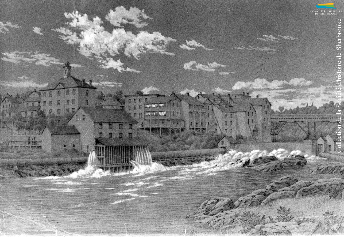 Sherbrooke vers 1860. Le moulin à l’avant-plan se trouve sur le site du premier moulin à farine de Gilbert Hyatt, construit en 1802. Le bâtiment à l’arrière est l’ancien hôtel de ville, là où se trouve celui d’aujourd’hui.