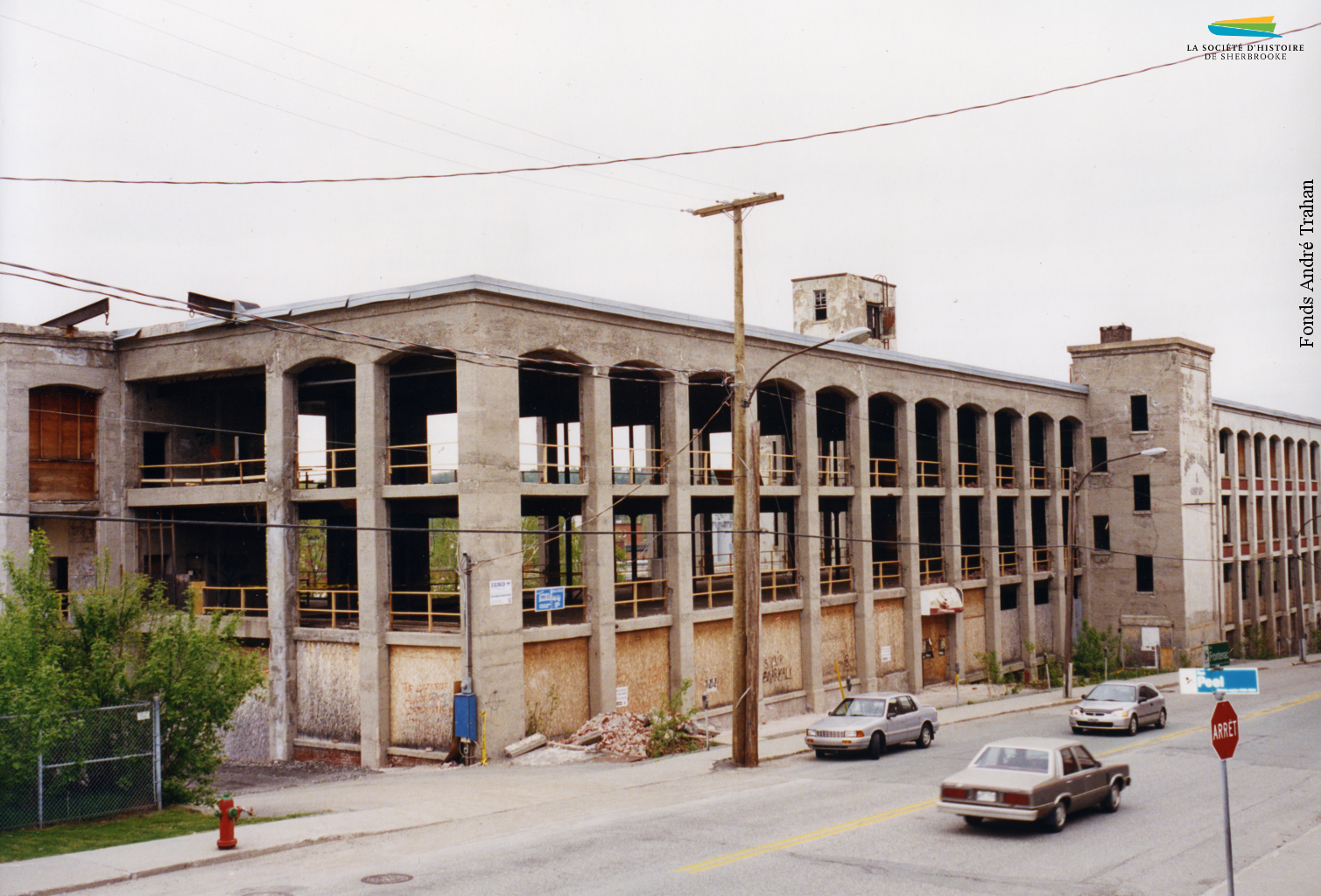 Les vestiges de l’usine Kayser, située sur la rue Frontenac, en 2000. Le bâtiment est par la suite converti pour accueillir une résidence pour personnes âgées, le Musée de la Nature et des Sciences, et les locaux de Bibliothèque et Archives nationales du Québec.