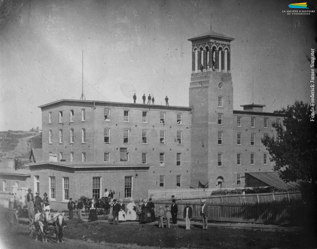 Photographie prise le jour de l’inauguration de l’usine de textiles Paton, en juillet 1867. Plusieurs bâtiments s’ajoutent au complexe au cours des années suivantes et, en 1892, la Paton devient la plus grande usine de lainages au Canada.