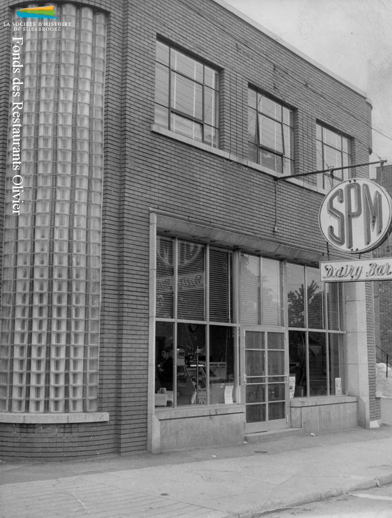 La laiterie <em>Sherbrooke Pure Milk</em> tient un <em>Dairy Bar</em>, ou bar laitier, dans ses installations de la rue Belvédère Nord. Cette photographie est prise en 1952.