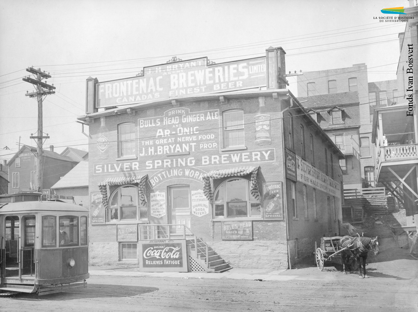 Un bâtiment de la <em>Silver Spring Brewery</em> sur la rue du Dépôt, entre 1902 et 1908. La brasserie est en activité de 1896 à 1930 et possède d’autres installations sur la rue Abénaquis.