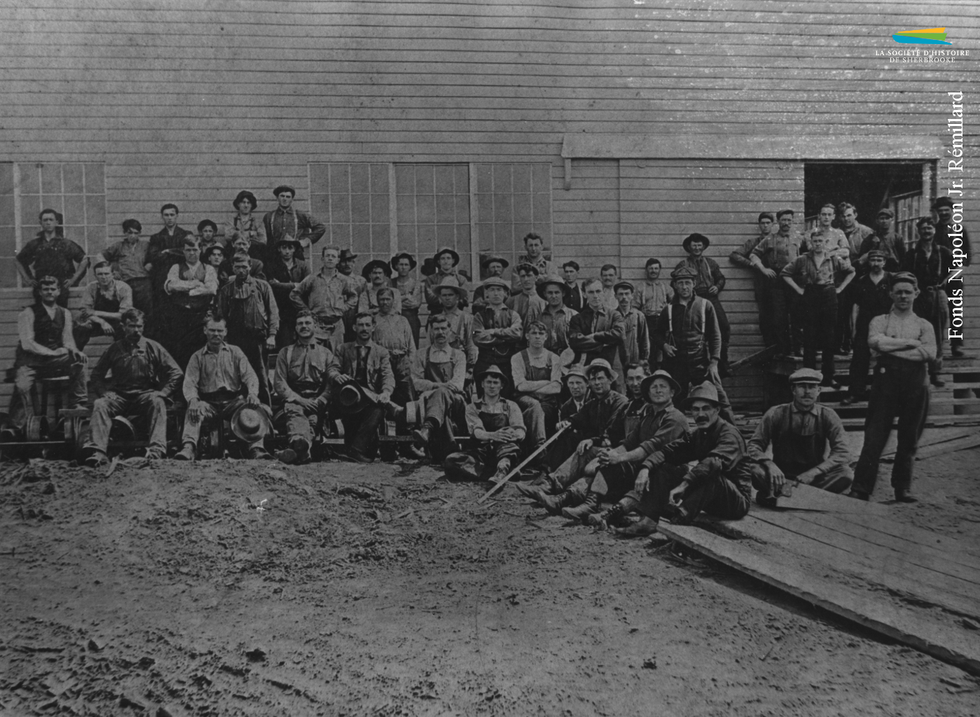 Des employés de la scierie <em>Brompton Lumber & Manufacturing Co.</em>, située à Bromptonville, en 1918. Elle est alimentée par la drave sur la rivière Saint-François.