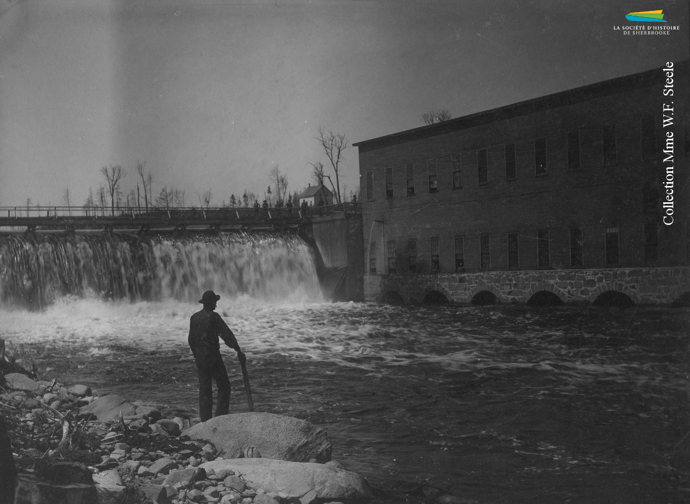 Le moulin à scie de la <em>British American Land Company</em>, en 1898. Il est situé sur la rive en face de la Paton, juste à côté du barrage no 1.