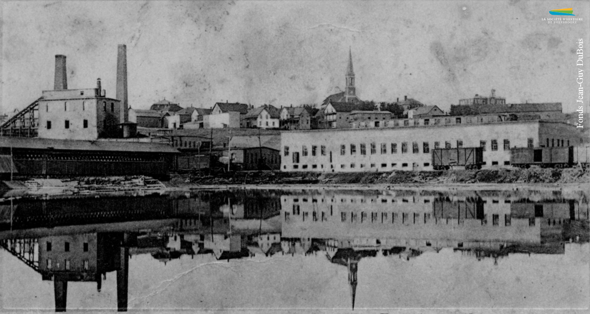 L’usine de la Brompton Pulp & Paper Company à East Angus, vers 1910. La compagnie est fondée à Bromptonville au début des années 1900, et y opère une papetière à partir de 1903.