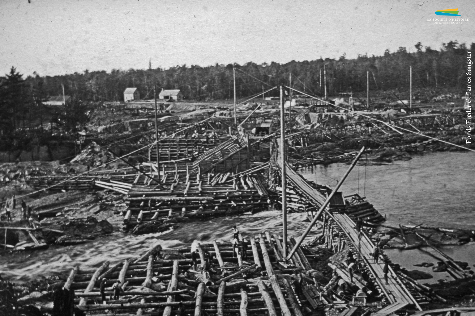 En 1901, la Brompton Pulp & Paper, nouvellement créée, procède à la construction d’un barrage sur la rivière Saint-François à Bromptonville, pour alimenter en eau son usine de pâtes et papiers.
