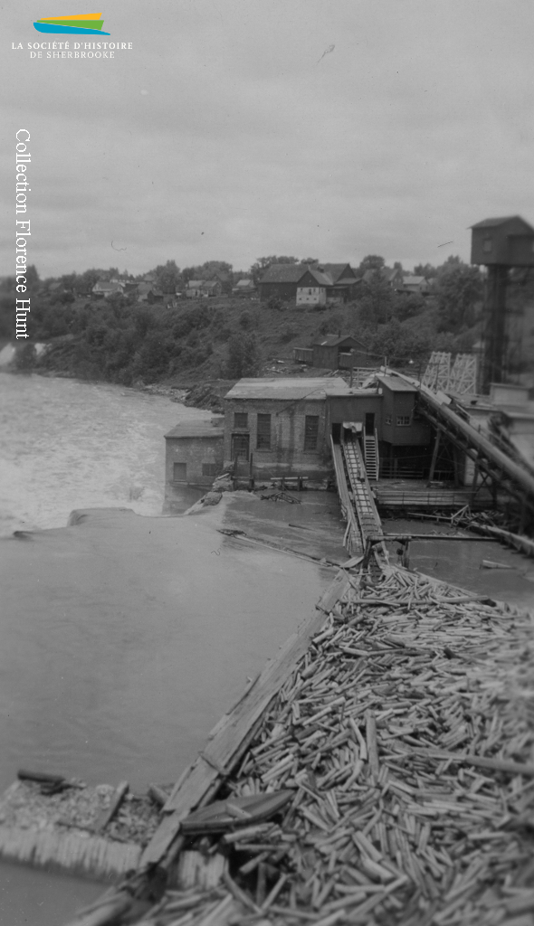 La Brompton Pulp & Paper approvisionne ses usines d’East Angus et de Bromptonville en faisant flotter le bois sur la rivière Saint-François, à partir des lacs Aylmer et Saint-François. Vers 1940.