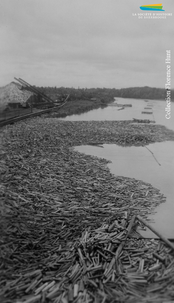 Du bois qui flotte sur la rivière Saint-François. Il sert à l’approvisionnement des usines que la Brompton Pulp & Paper Company opère à East Angus et à Bromptonville. Vers 1940.