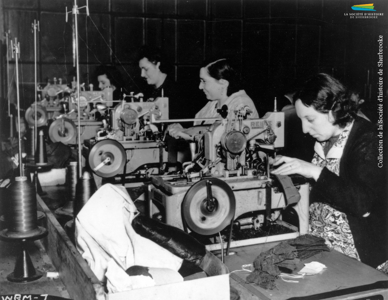 Des femmes travaillent à la confection d’uniformes, pendant la Seconde Guerre mondiale (1939-1945). À Sherbrooke, les manufactures de tissus (Paton, Dominion Textile) et de vêtements (S. Rubin Ltd) reçoivent de telles commandes du gouvernement canadien.