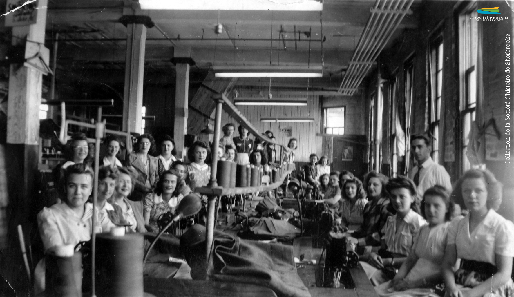 Une photographie prise à l’intérieur de la manufacture de vêtements S. Rubin Ltd, située dans le bâtiment de la Walter Blue situé au coin des rues King O et Grandes-Fourches, vers 1940. Cette entreprise n’emploie que des femmes, ou presque.