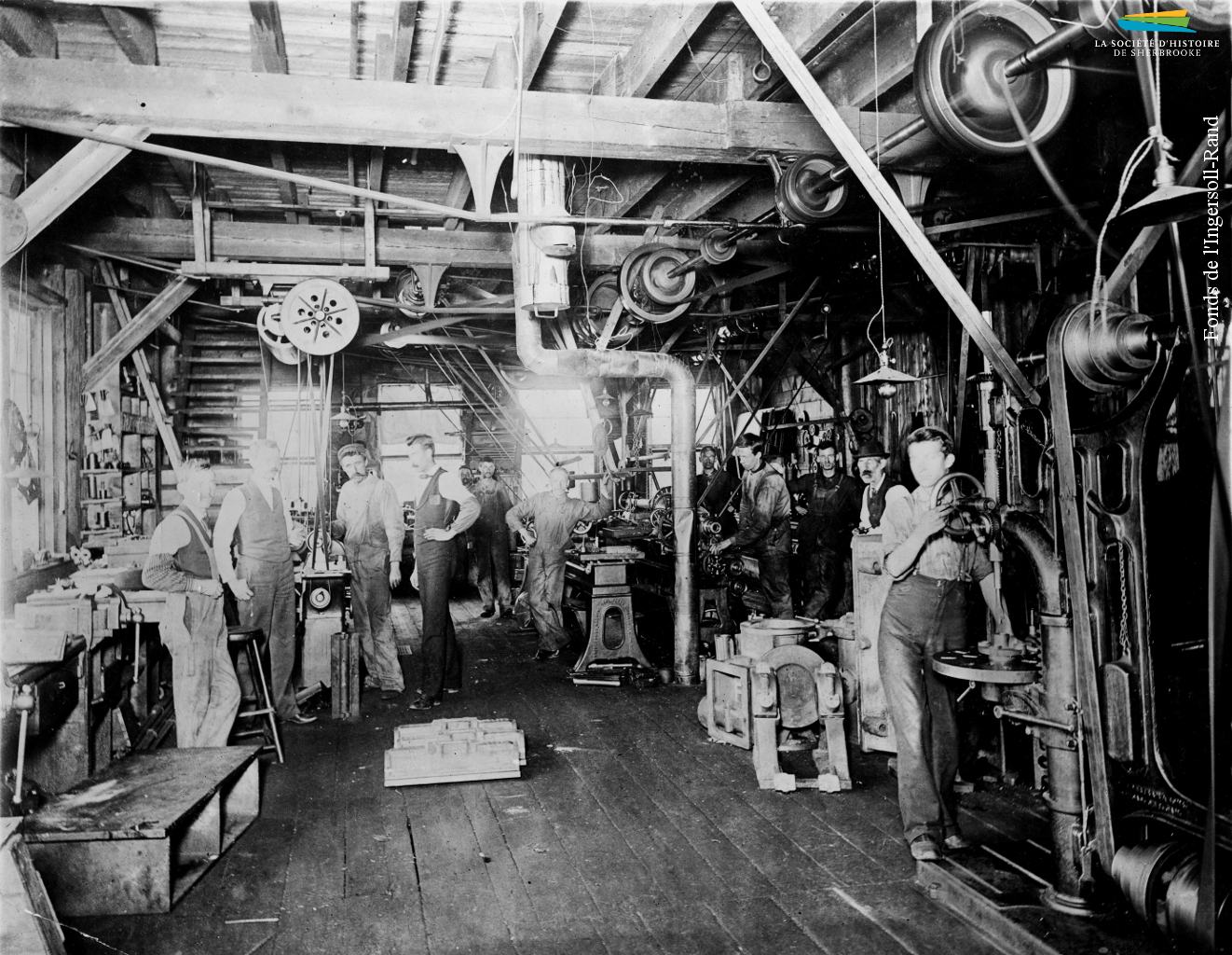 Des ouvriers de la Canadian Rand Drill Co. dans un atelier de la compagnie, en 1894. Ce bâtiment, situé entre la rue Bank et la rivière Magog, est le premier occupé par la compagnie à son arrivée à Sherbrooke en 1890.