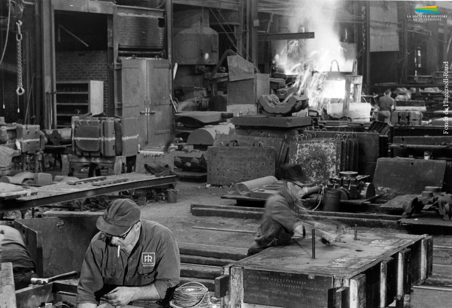 Une photographie prise à l’intérieur de la fonderie de l’Ingersoll-Rand en 1968. Notez l’homme à l’avant-plan qui travaille avec une cigarette à la bouche.