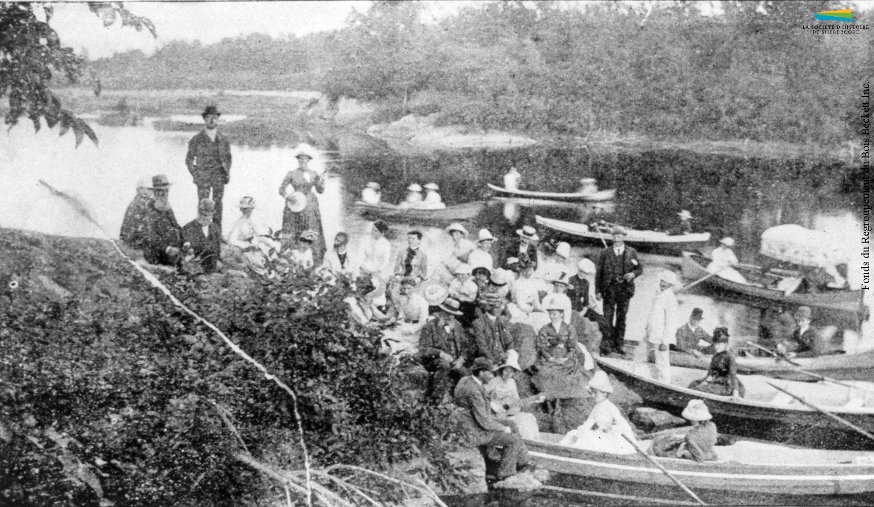 Un groupe de personnes participent à un pique-nique sur les bords de la rivière Saint-François, à proximité de Melbourne, vers 1890. Plusieurs industriels de Sherbrooke organisent chaque année de telles expéditions pour leurs ouvriers.