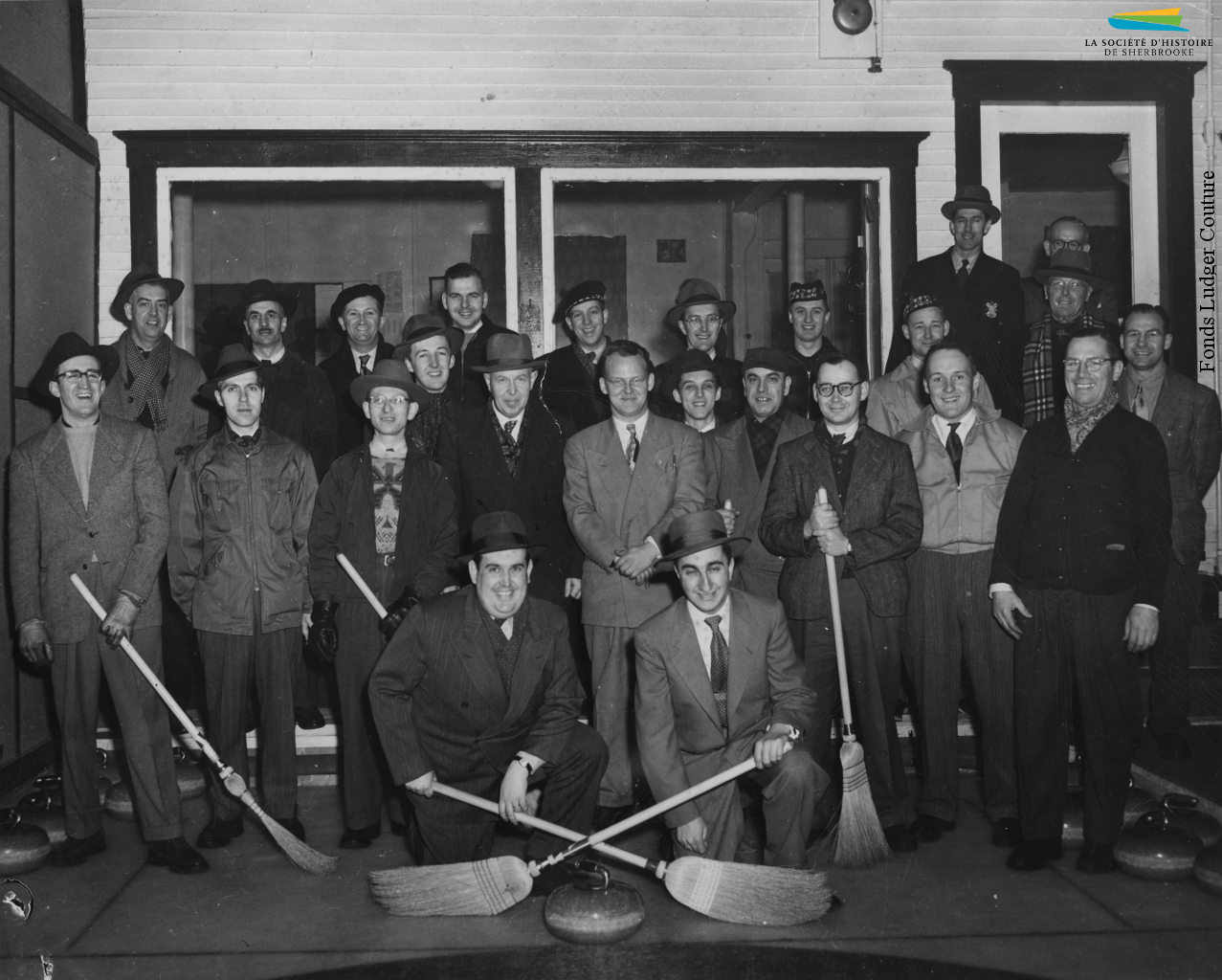 Des membres de la ligue de curling de la Kayser, réunis au club sur la rue Abénaquis, à la fin des années 1940. La plupart des usines organisent de telles ligues pour divers sports – balle-molle, hockey, etc.