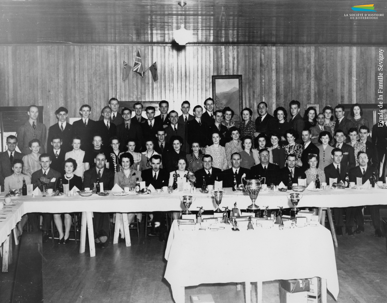 La ligue de quilles de l’usine Canadian Silk tient un banquet, en 1943, durant lequel sont remis des trophées aux équipes gagnantes.