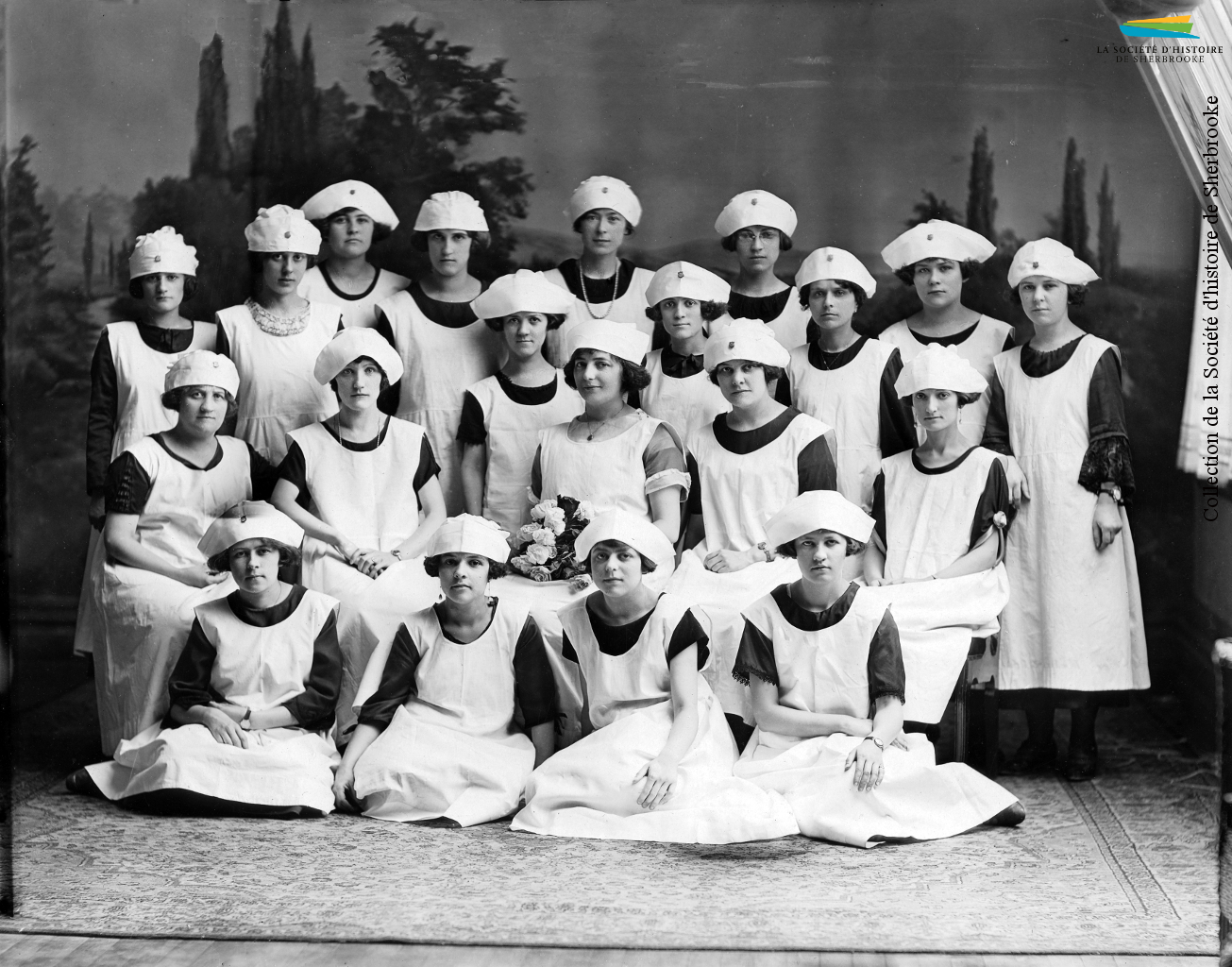 L’association professionnelle des employés de la Julius Kayser Company organise plusieurs activités pour ses membres, dont des cours culinaires. Des participantes à ce cours prennent la pose, vers 1925.