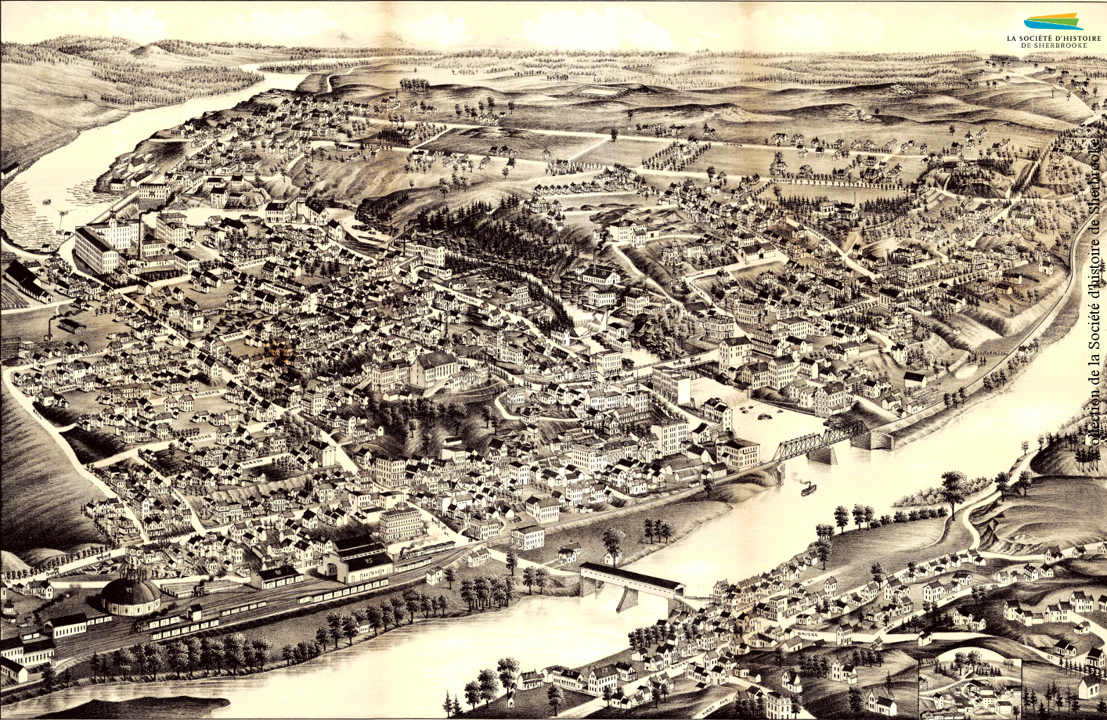 La ville de Sherbrooke en 1881, traversée par la Magog. Les industries de la ville sont alors concentrées le long de la gorge de la rivière, de l’usine Paton jusqu’à la Saint-François. Les ouvriers habitent surtout dans les quartiers Centre (au centre de la photographie) et Sud (à gauche). Quelques-uns habitent à l’Est (en bas).