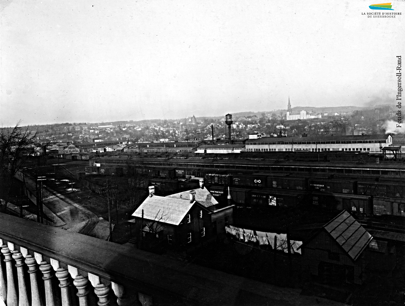 Le complexe industriel construit par la Jenckes Machine Company vu depuis un bâtiment situé sur la rue Wellington Sud, en 1923. Ce secteur industriel, situé près du chemin de fer, est inauguré en 1896 par la construction de cette usine, dont la machinerie fonctionne à l’électricité.