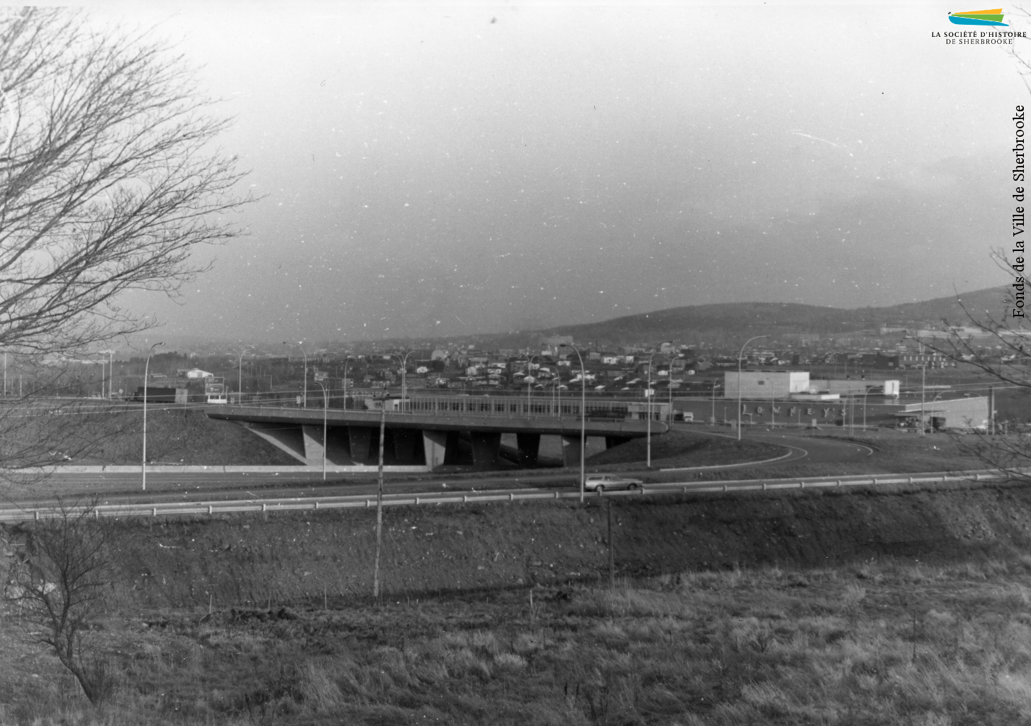 Vue de la rue King et de l’autoroute 410, en 1972. À droite l’on voit l’usine de la Lowney’s, avec le Mont Bellevue en arrière-plan.