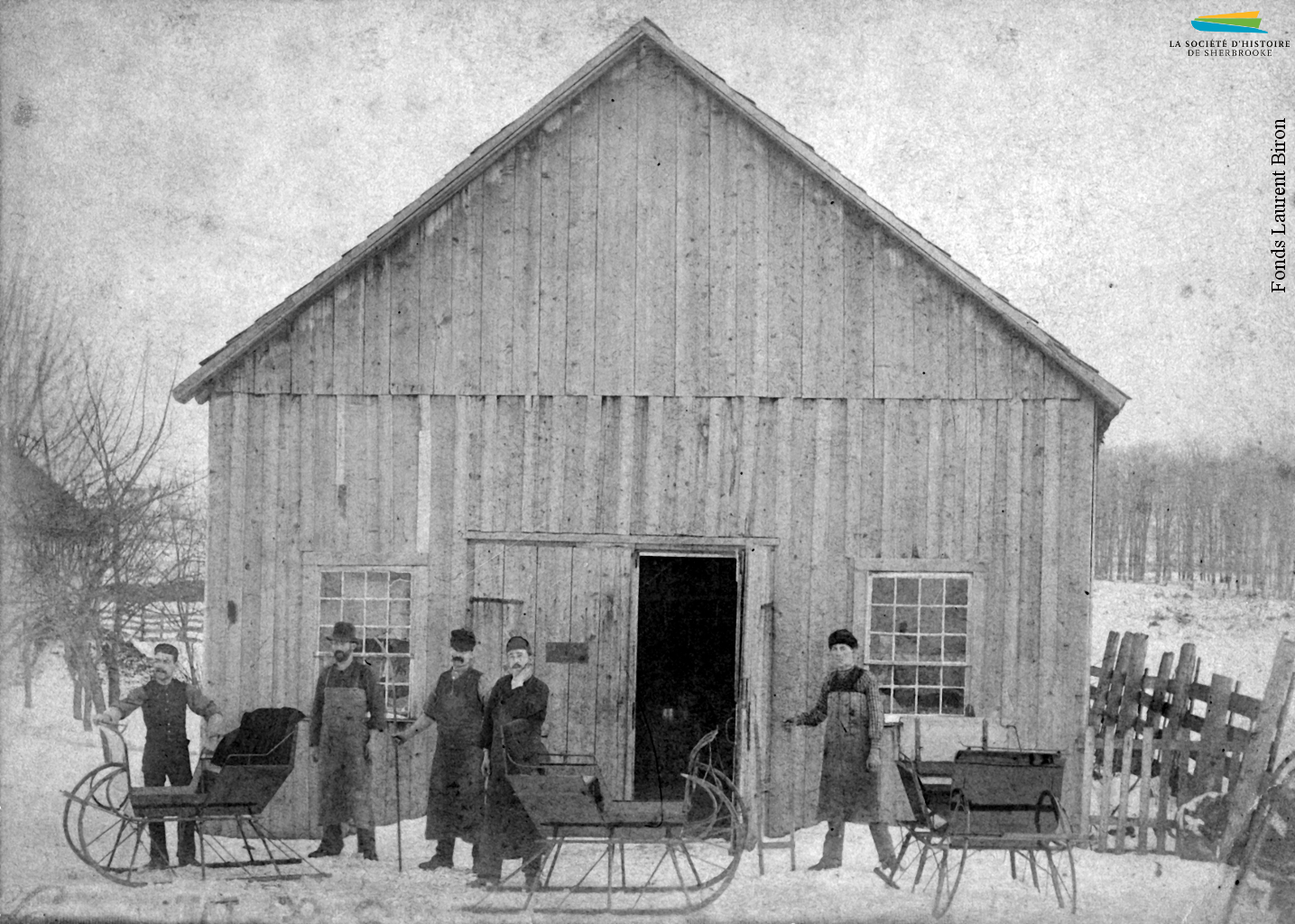 Des travailleurs de la compagnie P. Biron & Sons, qui fabrique des traîneaux et des voitures tirées par des chevaux, en 1897. Pamphile Biron s’installe à Sherbrooke en 1857, puis ouvre son atelier sur la rue Bowen Sud en 1870. À sa mort en 1917, ses fils reprennent l’entreprise.