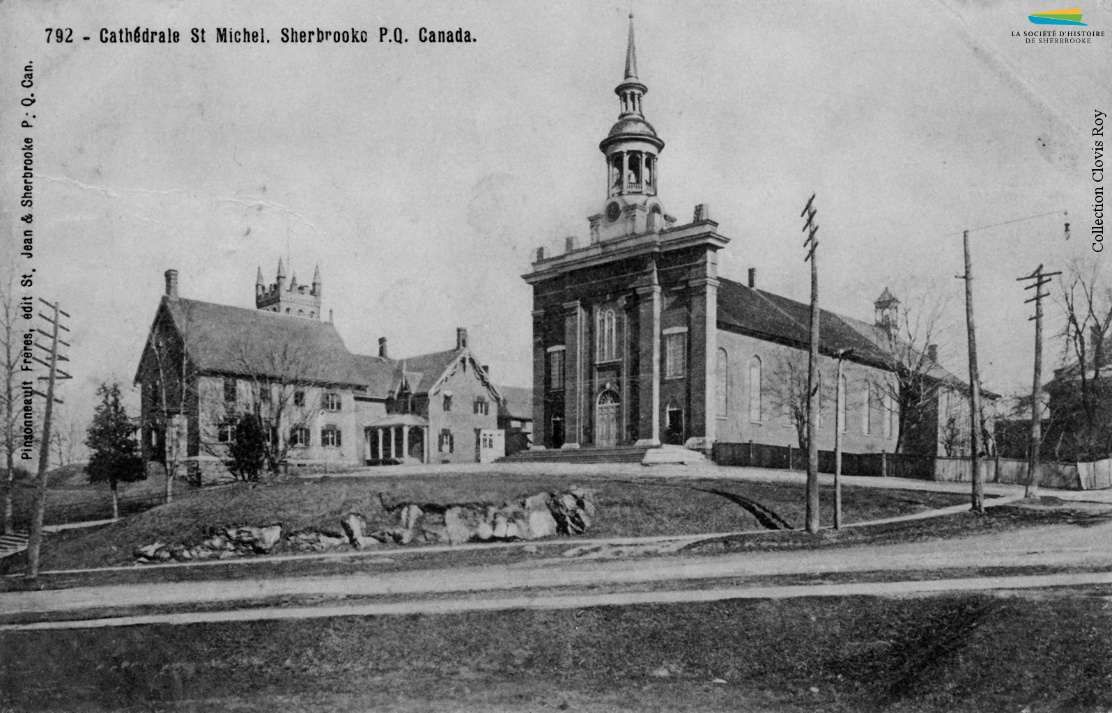 La première cathédrale Saint-Michel sur la rue Marquette, vers 1900. L'église est construite en 1857, et devient la cathédrale de Sherbrooke lors de la création de l'évêché en 1874. Elle est démolie en 1917 pour faire place à la basilique Saint-Michel, dont la construction ne s'achève qu'en 1957.