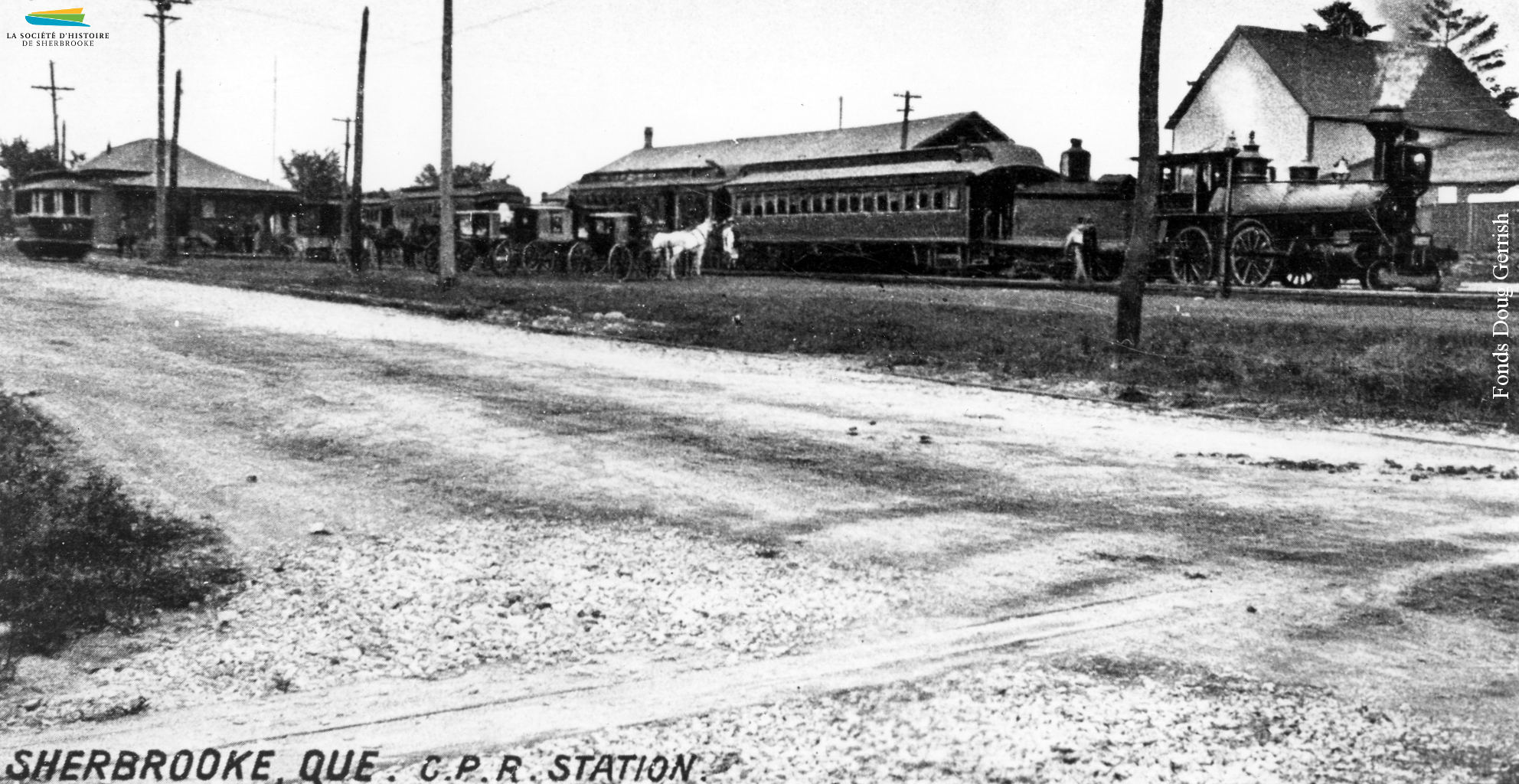 Une vue de la gare du Canadien Pacifique située sur la rue Belvédère Nord, près de la rue Frontenac. Les maisons derrière sont celles du Plateau-Marquette, habité surtout par des ouvriers travaillant dans le textile.