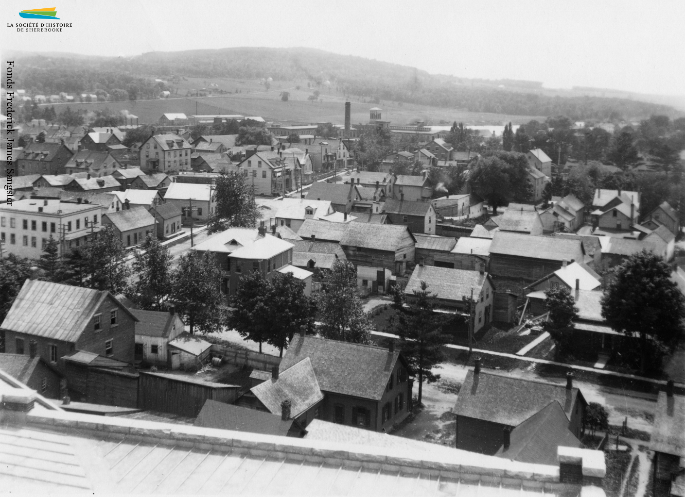 Photographie de la rue Marquette prise depuis le toit du Séminaire, avec la Paton et le Mont Bellevue à l’arrière-plan, vers 1906. La British American Land Company trace cette rue et les autres du Plateau-Marquette dès 1835, ce qui en fait le plus vieux quartier ouvrier de Sherbrooke.