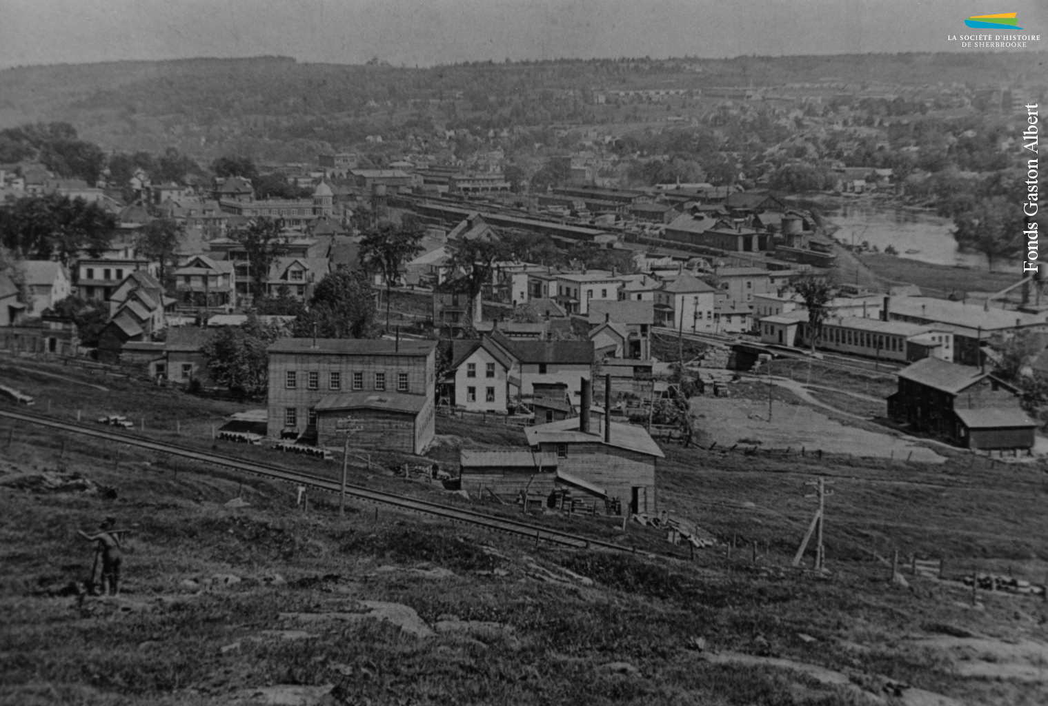 Le quartier Sud de Sherbrooke, vu depuis l’église Immaculée-Conception, vers 1920. Plusieurs rues du quartier sont habitées par des ouvriers, qui y louent des logements.