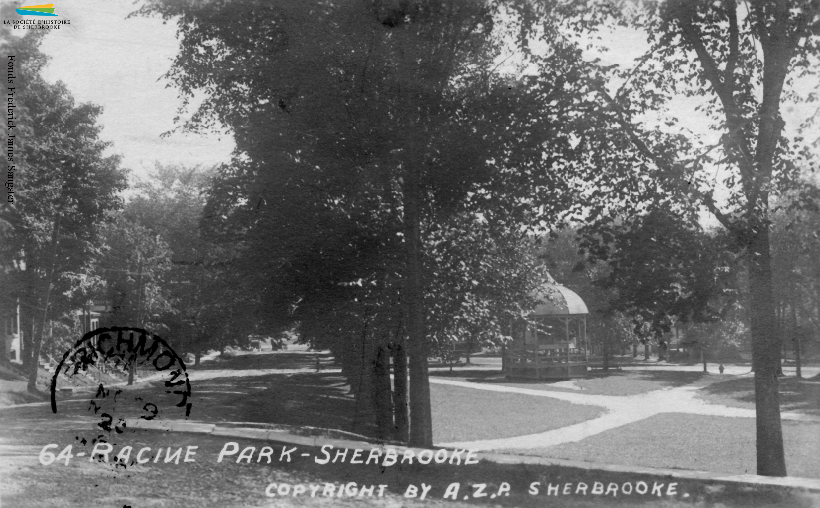Une vue du parc Antoine-Racine, situé au coin des rues Brooks, Gillepsie et Ball, vers 1922. Le parc est créé en 1891 à la demande de citoyens, qui réclament un espace vert pour le quartier sud surpeuplé. Il porte le nom du premier évêque de Sherbrooke.