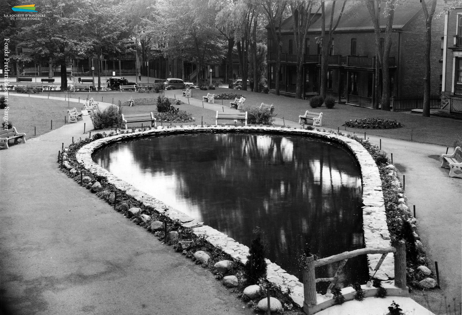 Une vue du parc Antoine-Racine, situé au coin des rues Brooks, Gillepsie et Ball, vers 1937. Le parc est créé en 1891 à la demande de citoyens, qui demandent un espace vert pour le quartier sud surpeuplé. Il porte le nom du premier évêque de Sherbrooke.