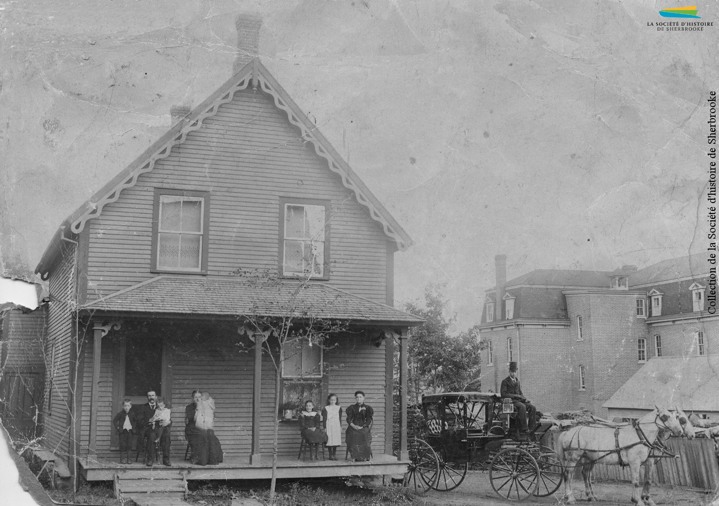 La résidence de la famille Hugo située sur la rue Alexandre, vers 1900. Cette rue comprend beaucoup de petites maisons et de logements qu’habitent des ouvriers, des artisans et des gens de métiers divers (ici, le propriétaire de la maison est un cocher).