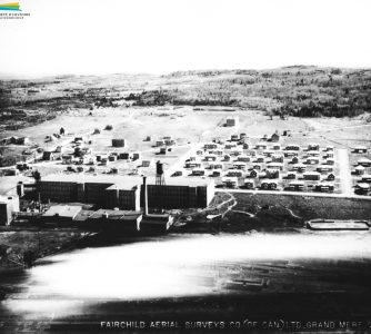 Une vue de la rivière Magog, de la Canadian Connecticut Cotton Mills, et des rues du Pacifique, Lincoln, etc., vers 1925. À la demande la compagnie, la Sherbrooke Housing Co. entreprend en 1919 de construire un quartier ouvrier « modèle », avec de petites maisons constituées de deux à quatre logements, pour les employés de la compagnie.