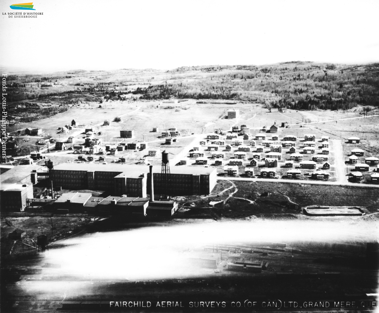 Une vue de la rivière Magog, de la Canadian Connecticut Cotton Mills, et des rues du Pacifique, Lincoln, etc., vers 1925. À la demande la compagnie, la Sherbrooke Housing Co. entreprend en 1919 de construire un quartier ouvrier « modèle », avec de petites maisons constituées de deux à quatre logements, pour les employés de la compagnie.