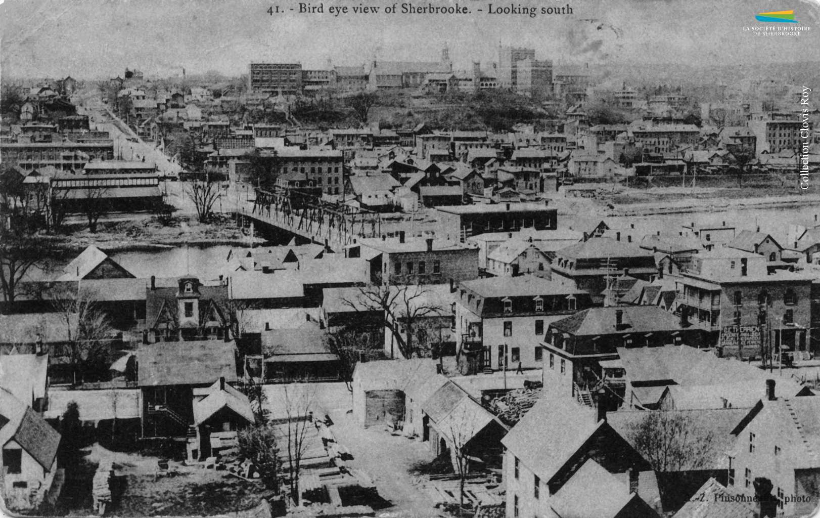 Le quartier Centre de Sherbrooke et la rivière Saint-François, depuis le quartier Est, vers 1904. Le secteur comprend beaucoup de petites maisons et de logements qu’occupent les ouvriers qui ne peuvent se loger dans les autres quartiers surpeuplés.